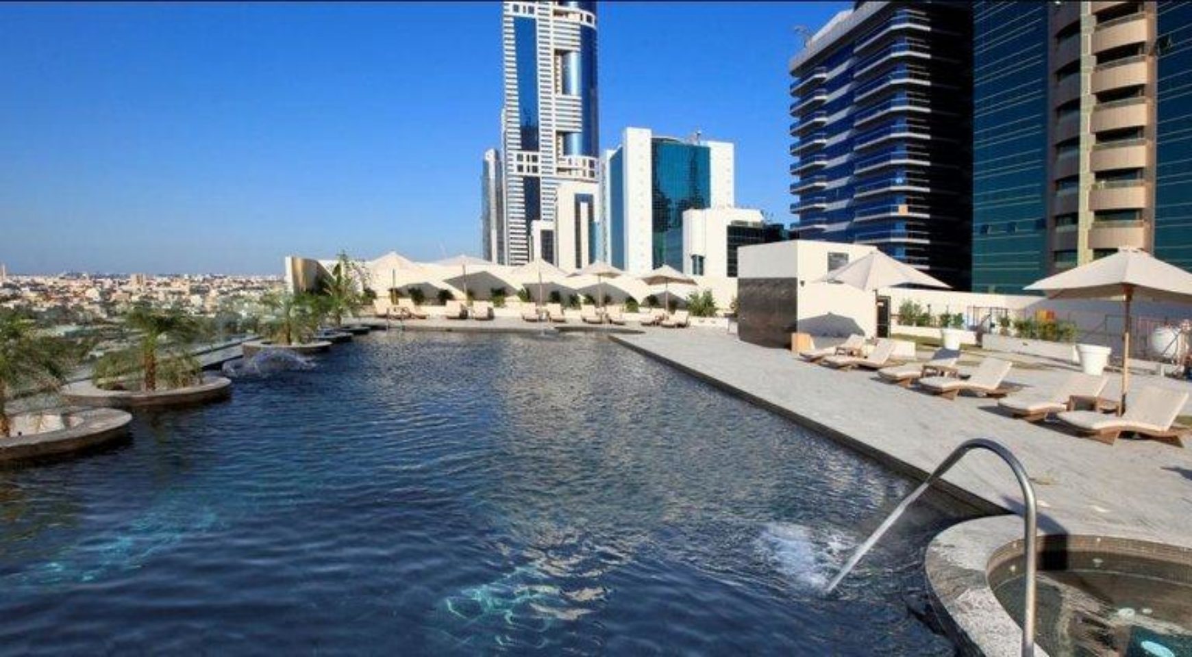 Millennium tower dubai. Миллениум Плаза Дубай. Твин Тауэрс Дубай. Tower Plaza Hotel Dubai 5*. Отель Миллениум Дубай.